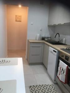 una piccola cucina con lavandino e piano cottura di Apartament Centrum a Suwałki