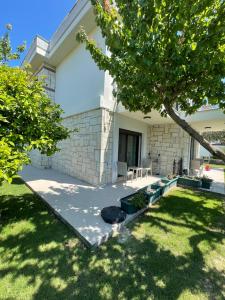 a backyard of a house with a tree at Dalyan Risus Suite in Çeşme