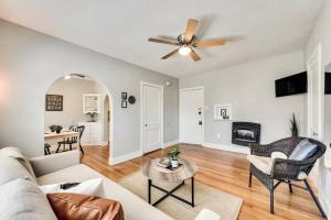 a living room with a couch and a ceiling fan at Global Cup The Vintage Stellar on Lower-Greenville in Dallas