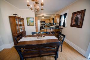 - une salle à manger avec une table et des chaises dans l'établissement Spacious three bedroom home with a large deck!, à Columbus