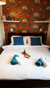 sypialnia z łóżkiem z niebieskimi ręcznikami w obiekcie Studio apartman Bruna w mieście Ðakovo