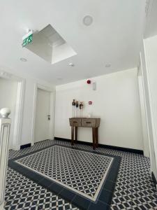 an empty room with a table and a white wall at Dalyan Risus Suite in Çeşme
