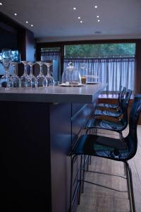 um bar com copos de vinho sentados num balcão em HOtello guest suites em Jounieh