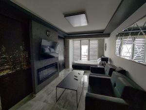 ein Wohnzimmer mit einem Sofa und einem Tisch in der Unterkunft Apartament Manhattan in Lyck