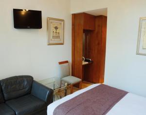 Postel nebo postele na pokoji v ubytování Garden View Hotel