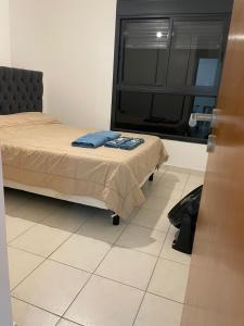 1 dormitorio con cama y ventana grande en Departamento Montevideo en zona NUEVA CORDOBA en Córdoba