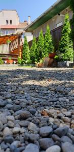 een stenen pad voor een huis bij Casa Roland in Sovata