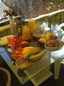 una mesa de cristal con un montón de fruta. en Hostel Bela Vista, en Salvador