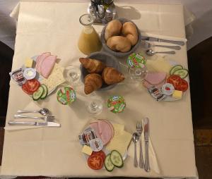Jedlo v ubytovaní bed & breakfast alebo blízkom okolí
