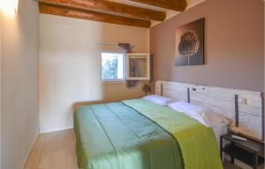 - une chambre avec un lit doté d'une tête de lit en bois dans l'établissement Amazing Apartment In Longare With Kitchenette, à Longare