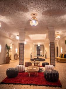 梅爾祖卡的住宿－Dar Morocco，大堂设有配有桌椅的房间