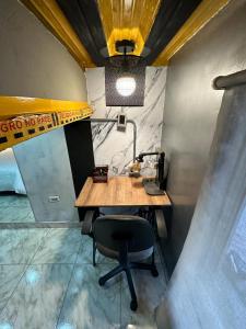 a room with a desk with a chair and a lamp at Habitación con baño privado en aparthotel in Manizales