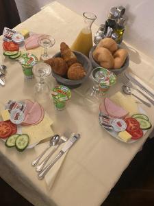 Jedlo v ubytovaní bed & breakfast alebo blízkom okolí