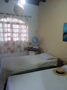 1 dormitorio con 1 cama con sombrero en Hostel Bela Vista, en Salvador