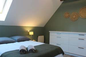 ein Schlafzimmer mit einem Bett mit zwei Handtüchern darauf in der Unterkunft Gîte avec piscine intérieure in Moyrazès