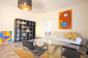 Una sala de estar con un sofá y una mesa de cristal. en Apartement in Stadtvilla, en Berlín