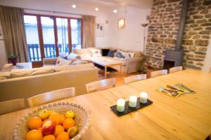 een woonkamer met een houten tafel met fruit erop bij Chalet d'hôtes Auris in Auris