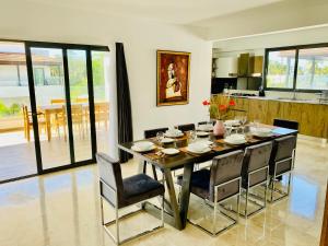 Kuchyň nebo kuchyňský kout v ubytování Beachfront penthouse - Amar'e Aparthotel & Spa