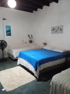 1 dormitorio con 2 camas y sábanas azules en Hostel Bela Vista, en Salvador