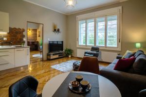 Belvárosi apartman 'Bronze' في ميشكولتْس: غرفة معيشة مع أريكة وطاولة