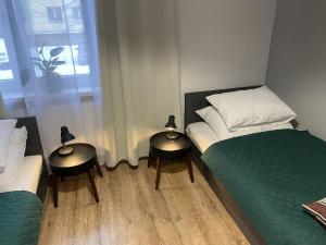 sypialnia z 2 łóżkami pojedynczymi i oknem w obiekcie Apartamenty Błogi Sen II- komfortowy nocleg w spokojnej lokalizacji w Zabrzu
