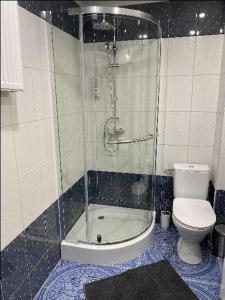 łazienka z prysznicem, toaletą i wanną w obiekcie Apartamenty Błogi Sen II- komfortowy nocleg w spokojnej lokalizacji w Zabrzu