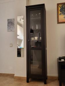 une armoire noire dans l'angle d'une pièce dans l'établissement Sunny Apartment Teneguia by Yumbo, à Playa del Ingles