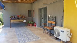Habitación con patio con calentador y mesa. en Casa Alquiler Vacacional Maitea Ladrido del Viento en Belén de Escobar