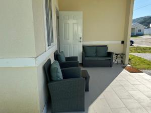 Χώρος καθιστικού στο Seamist villa @Oceanpointe Lucea comfy 2BR w/pool gym & parking