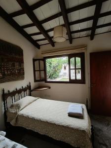 - une chambre avec 2 lits et une fenêtre dans l'établissement La Cara Oculta de Salta, bed and breakfast, à Salta