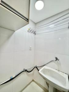 Baño blanco con lavabo y espejo en cruzeiro novo QD 203, en Brasilia
