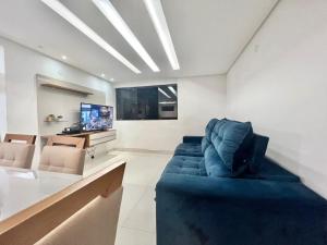 sala de estar con sofá azul y TV en cruzeiro novo QD 203, en Brasilia