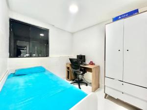 1 dormitorio con cama, escritorio y ventana en cruzeiro novo QD 203, en Brasilia