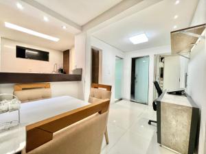 cocina y sala de estar con cama y escritorio en cruzeiro novo QD 203, en Brasilia