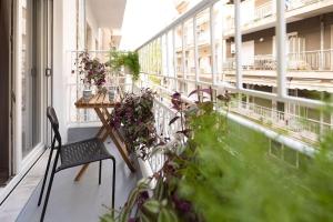 een balkon met een tafel en potplanten erop bij Ancient Agora Central Living in Thessaloniki