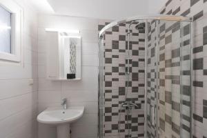 een badkamer met een wastafel en een douche bij Ancient Agora Central Living in Thessaloniki +58 foto's