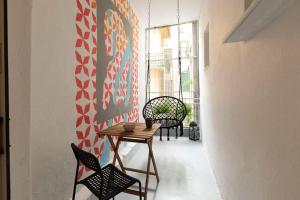 een kamer met 2 stoelen en een tafel en een muur bij Ancient Agora Central Living in Thessaloniki