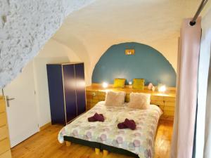 um quarto com uma cama com uma parede azul em Chalet d'hôtes Auris em Auris
