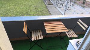 einen Tisch mit 2 Stühlen, einem Tisch, einem Tisch und einem Tisch in der Unterkunft BERLIN PUR - Wohnung für bis zu 12 Personen in Berlin