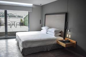 Postel nebo postele na pokoji v ubytování Ramada by Wyndham Mexico City Santa Fe + 37 fotografií