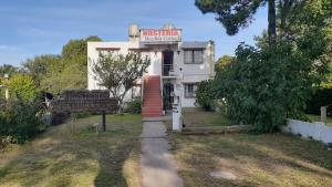 un vecchio edificio con un cartello di fronte di Hostería Vecchia Costa a San Bernardo