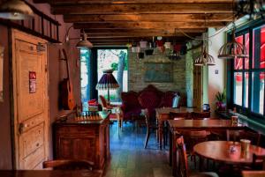 A seating area at Aria di Bosco