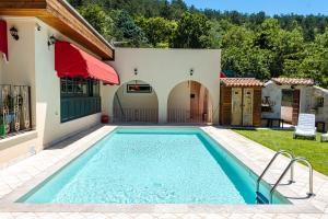 a swimming pool in the backyard of a house at Aria di Bosco in LʼAquila