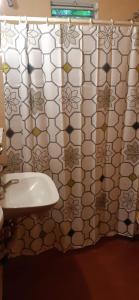 bagno con lavandino e tenda doccia piastrellata di Hostería Vecchia Costa a San Bernardo