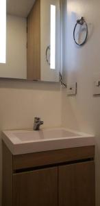 y baño con lavabo blanco y espejo. en Robles10 El Cable Luxury Highrise, en Manizales
