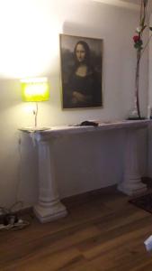 una mesa en una habitación con una foto en la pared en CARICLAU STANZA TORRES GALERIA JARDIN MICROCENTRO en Buenos Aires