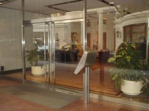 una puerta giratoria de cristal con plantas en una habitación en CARICLAU STANZA TORRES GALERIA JARDIN MICROCENTRO en Buenos Aires