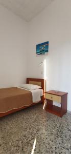 1 dormitorio con 1 cama grande y mesita de noche en Paradise, en Agia Roumeli