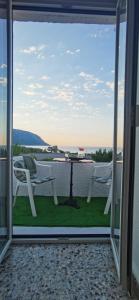 patio con mesa y sillas en el balcón en Paradise, en Agia Roumeli