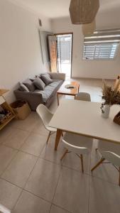 グアイマレンにあるCasa Yaquiのリビングルーム(ソファ、テーブル、椅子付)